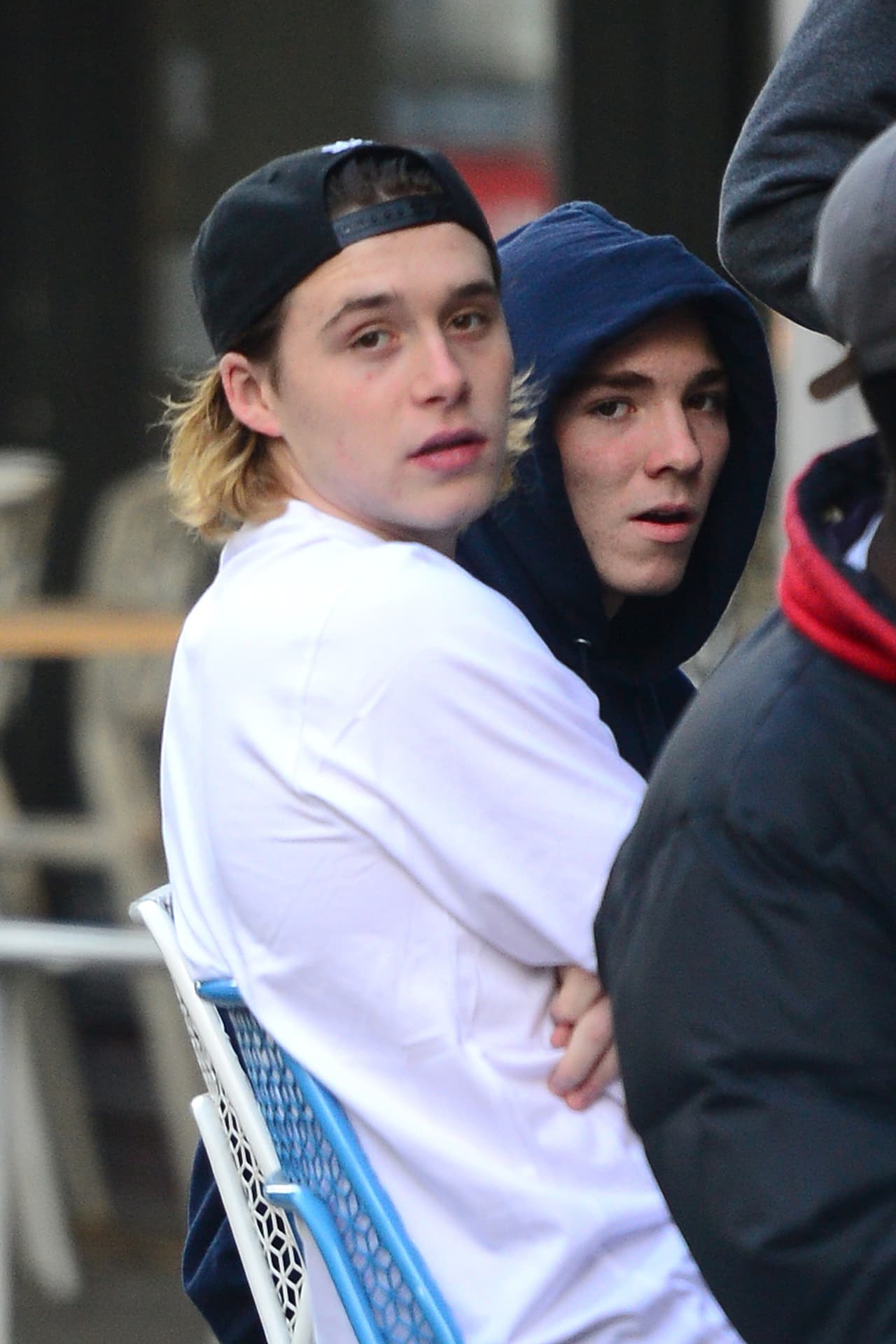 Rocco Ritchie y Brooklyn Beckham comen con otros amigos.