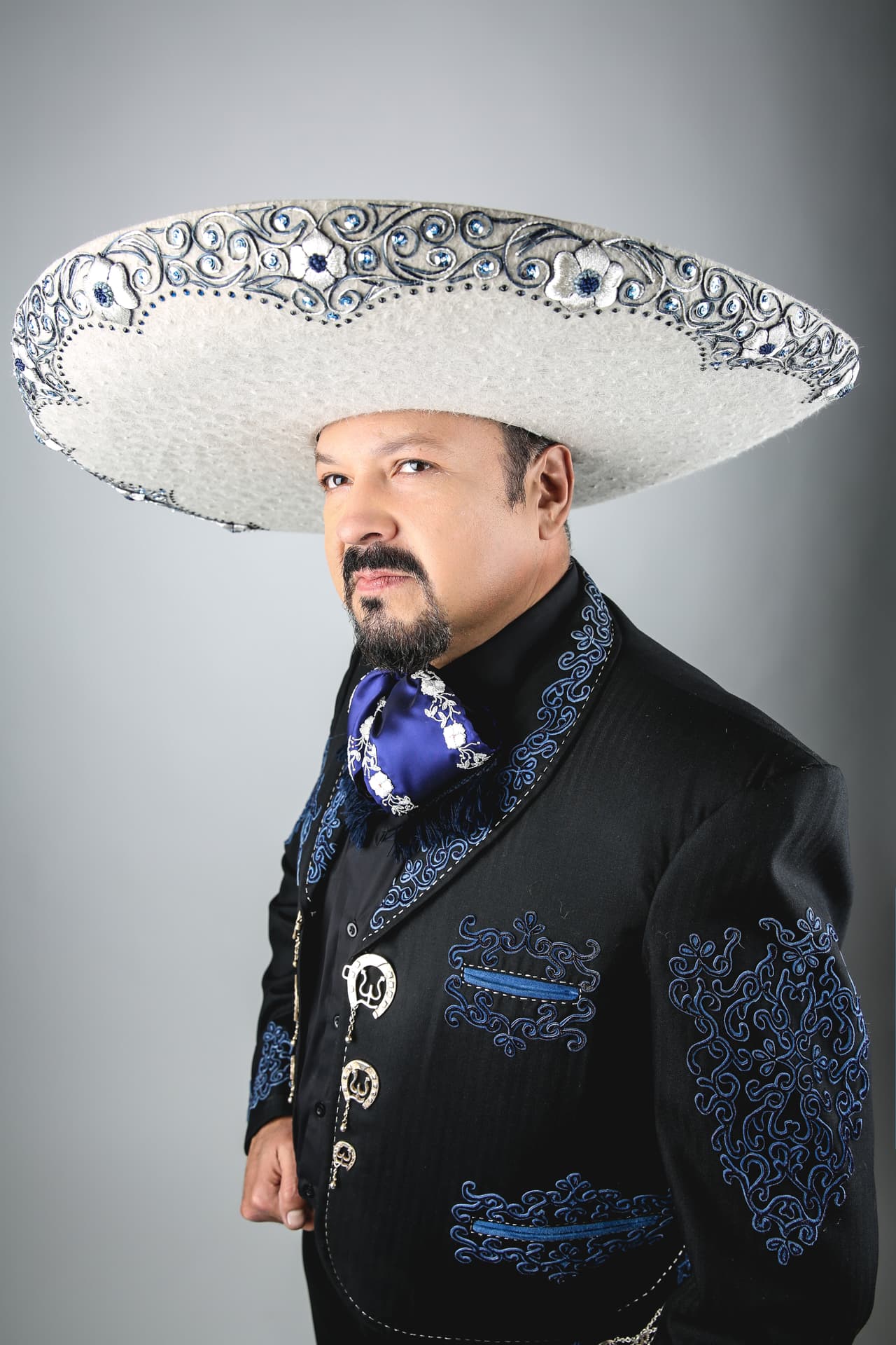 Pepe Aguilar, es otro de los cantantes mexicanos que conducirán en la 19 gala de la música latina.
<br>