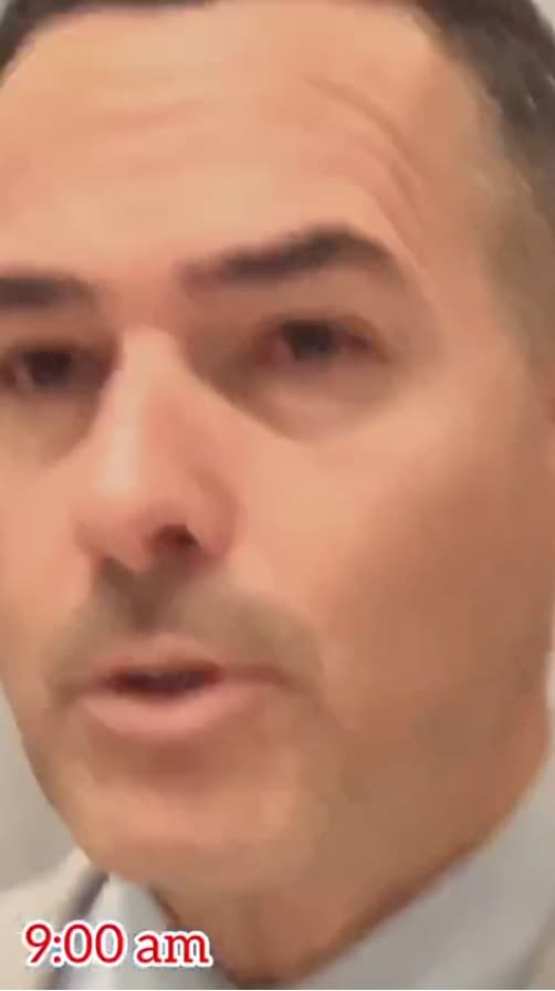 Carlitos pasó la mitad del programa lavándose el ojo y aplicando el medicamento y en una de las ocasiones grabó la irritación que aún presenta.