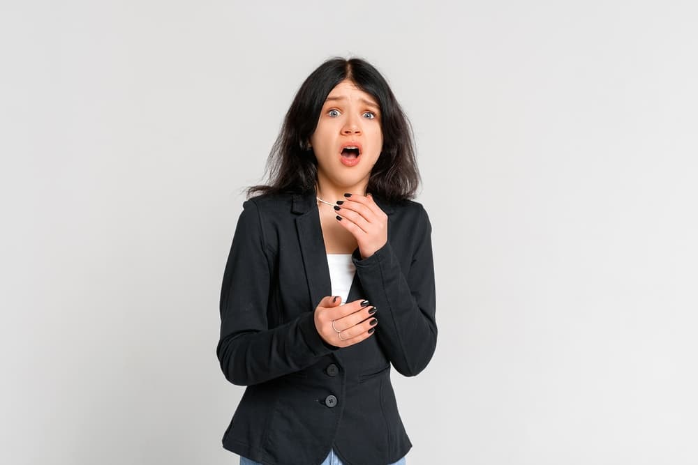 <h3 class="cms-H3-H3">Cuando está bloqueado, puedes sentir: </h3>
<ul>
 <li class="MsoNormal" style="color:black;mso-list:l0 level1 lfo1;tab-stops:list 36.0pt;
     background:white">inseguridad de hablar o hacerte escuchar </li>
 <li class="MsoNormal" style="color:black;mso-list:l0 level1 lfo1;tab-stops:list 36.0pt;
     background:white">complacer a los demás para no sentirte rechazado </li>
 <li class="MsoNormal" style="color:black;mso-list:l0 level1 lfo1;tab-stops:list 36.0pt;
     background:white">frustración porque los demás no te escuchan </li>
 <li class="MsoNormal" style="color:black;mso-list:l0 level1 lfo1;tab-stops:list 36.0pt;
     background:white">dolor de garganta o sensación de opresión </li>
</ul> 
<br>