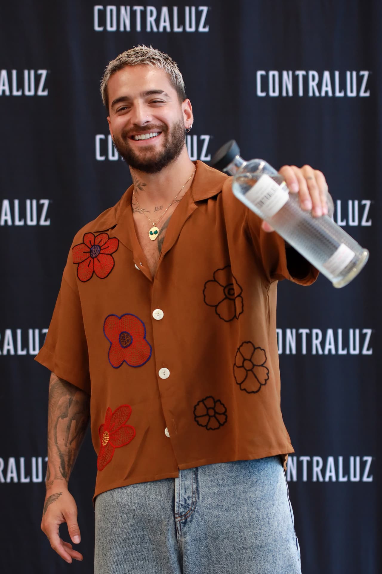 Maluma continúa expandiendo su faceta de empresario, esta vez presentando su nuevo mezcal 'Contraluz', uniéndose a varios famosos que también tienen dentro de sus negocios la popular bebida mexicana.