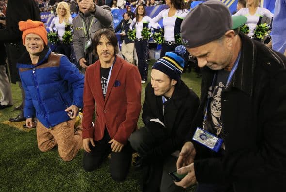 Por su parte, la mayoría de los aficionados se mostró de buen humor pese a las largas filas y los estrictos procedimientos de seguridad por los que tuvieron que pasar.