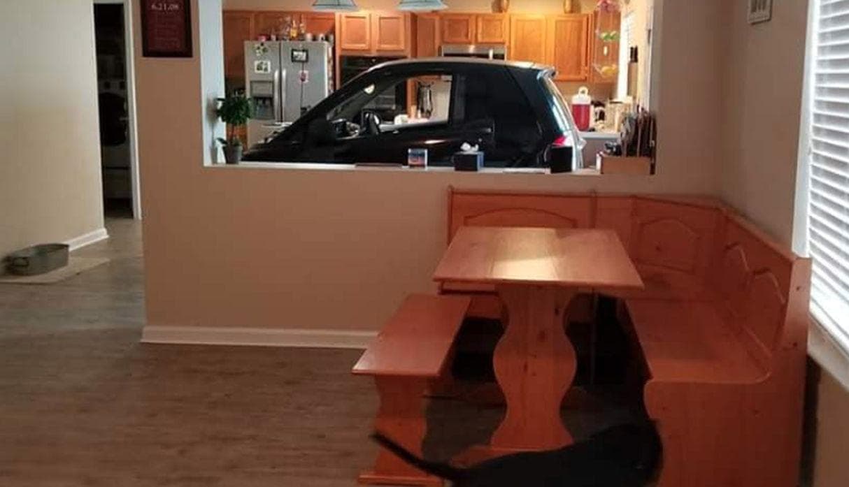 Patrick Eldridge de Jacksonville, Florida decidió estacionar su auto en la cocina de su casa por temor al huracán Dorian.