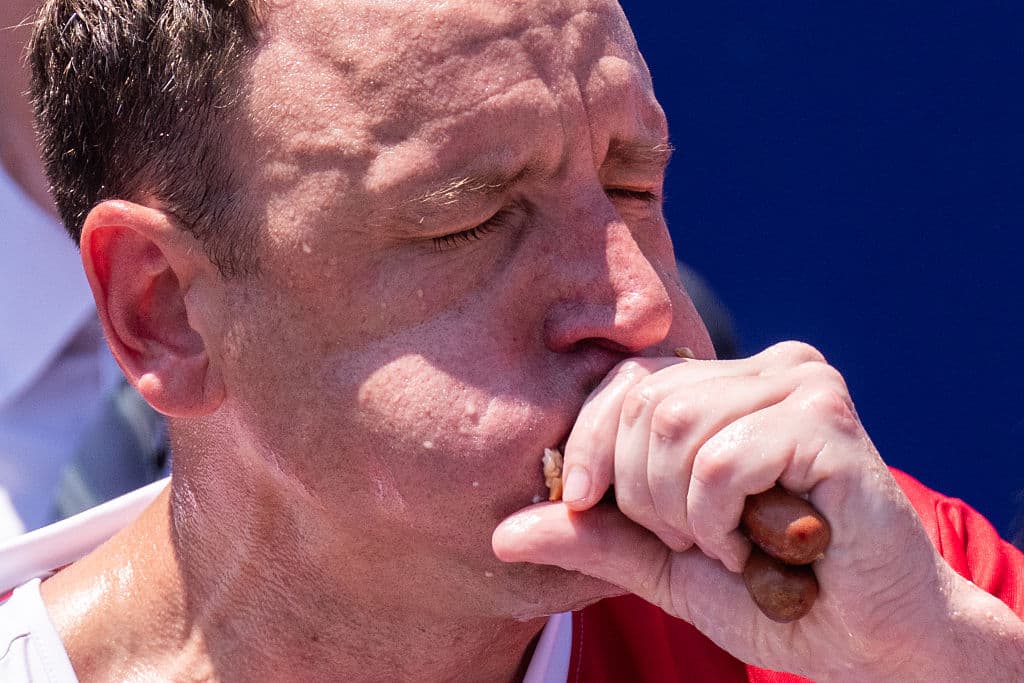 Chestnut, de 41 años y originario de Westfield, Indiana, logró su decimoséptimo Cinturón de Mostaza en 20 participaciones, quedando por debajo de su récord de 76 perros calientes establecido el 4 de julio de 2021.