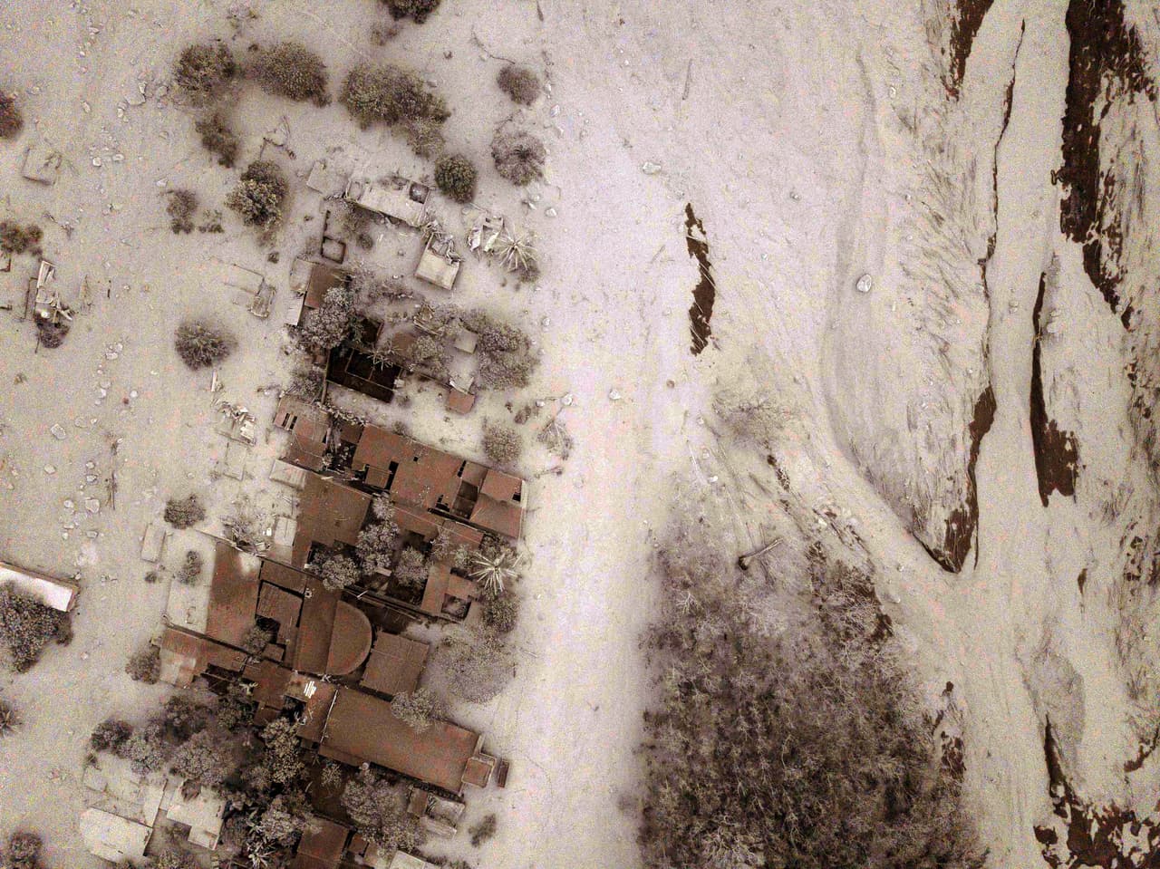 Vista aérea del Caserío San Miguel Los Lotes, cubierto de lava después de la erupción del volcán de Fuego.