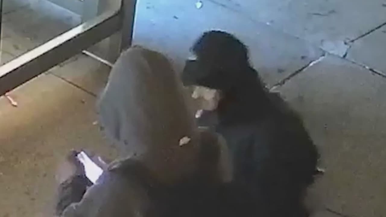 Autoridades buscan a dos sospechosos.