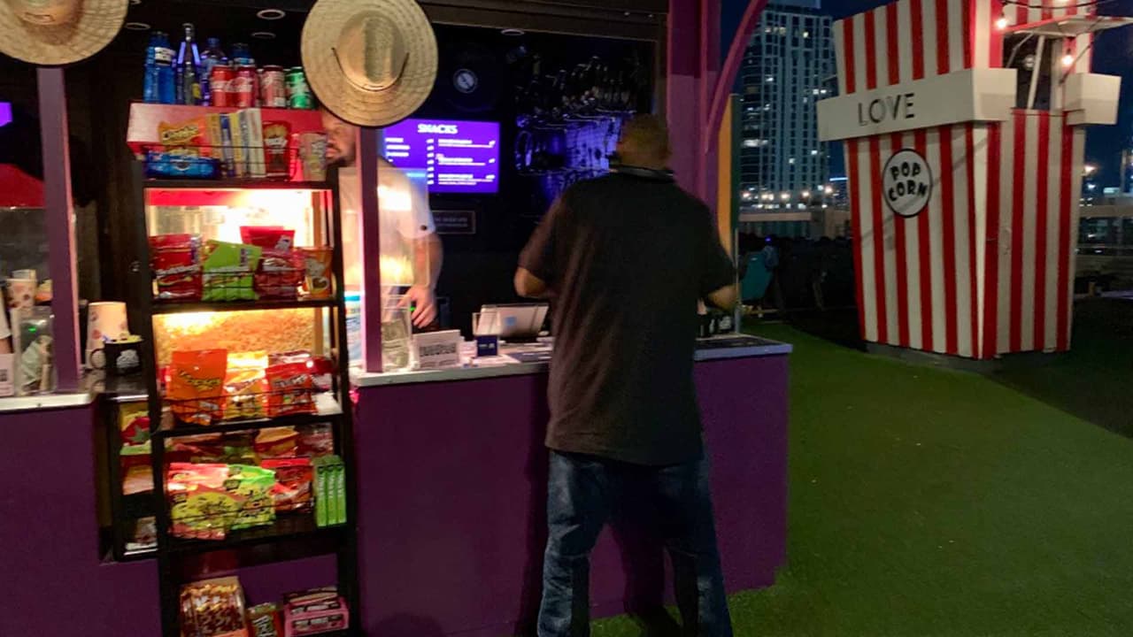 Las instalaciones cuentan con una tienda para adquirir comida.