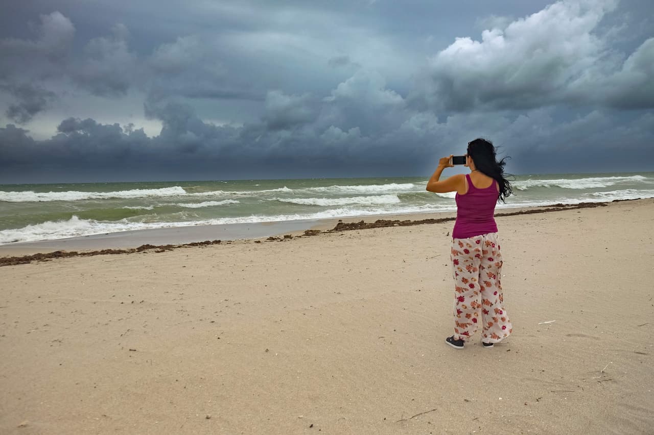 Matthew pasa por el sur de Florida sin pena ni gloria