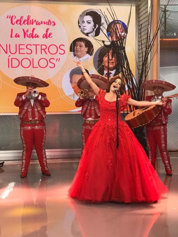 En ese programa, los conductores participaron en un concurso de canto e interpretación, donde vestida de gala, Karla Martínez interpretó uno de los éxitos de la talentosa Rocío Dúrcal.