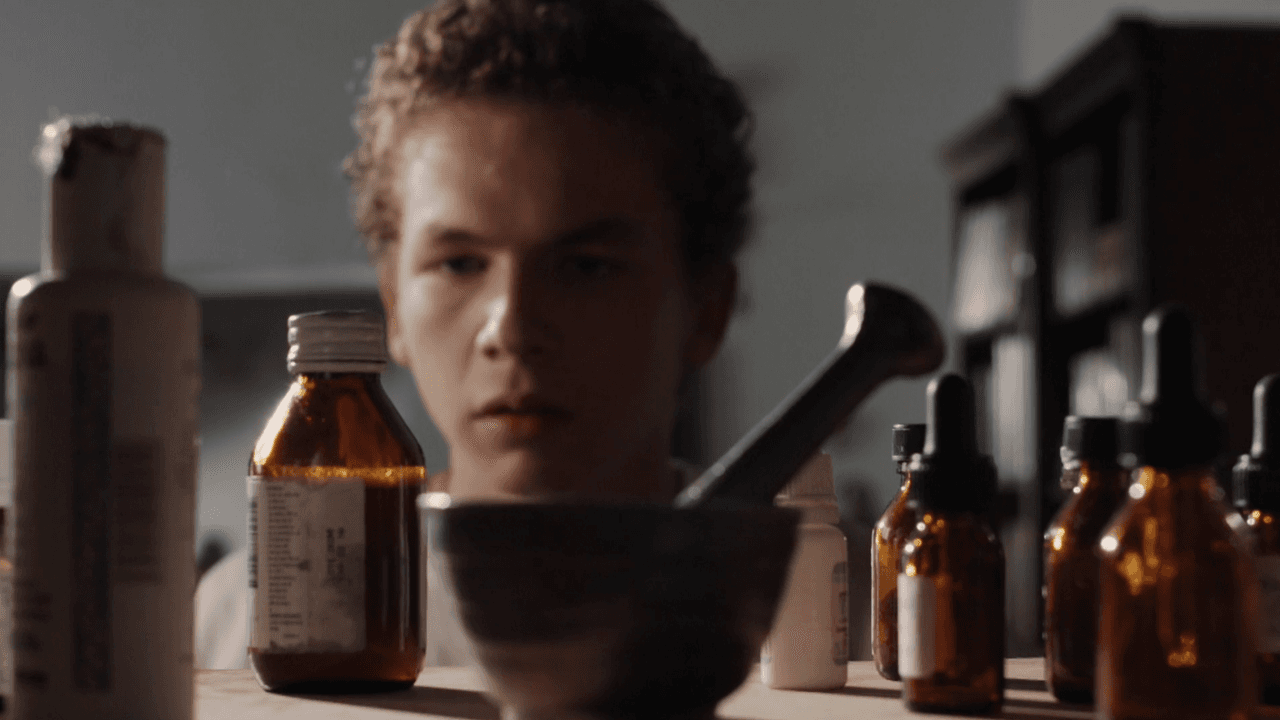 Disfruta la historia de un joven novicio que inesperadamente comienza a manifestar estigmas en su cuerpo.
<br>