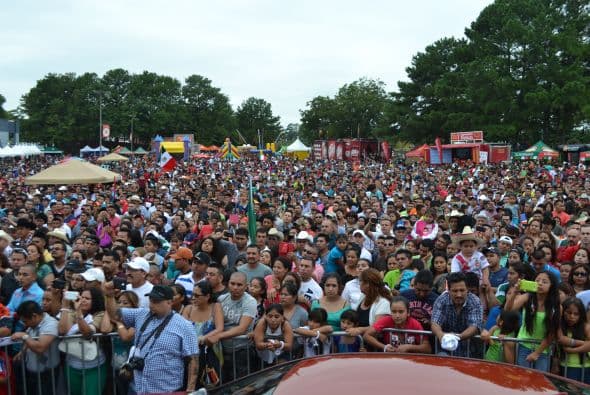 Al ritmo de banda las hermanas Marisol y Vicky Terrazas con su agrupación “Horoscopos de Durango”, pusieron a bailar a más de 80 mil personas que asistieron al evento Fiestas Patrias en Plaza Fiesta.