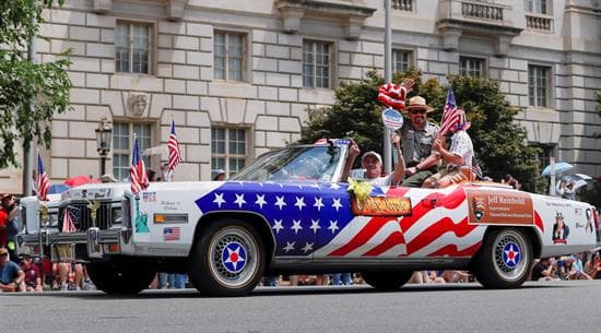 Más temprano, en Constitution Avenue, también en Washington, se realizó el tradicional desfile en el que la gente se viste con los colores de la bandera de Estados Unidos y decora sus autos.