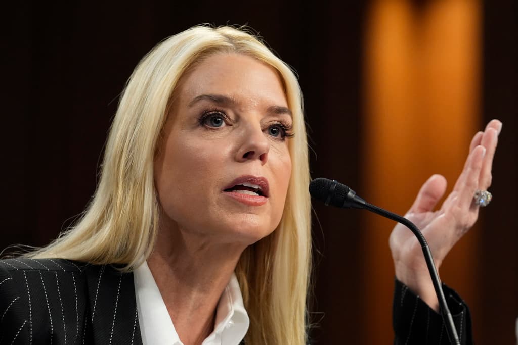 La fiscal general Pam Bondi suspende los fondos federales que reciben las “ciudades santuario”
