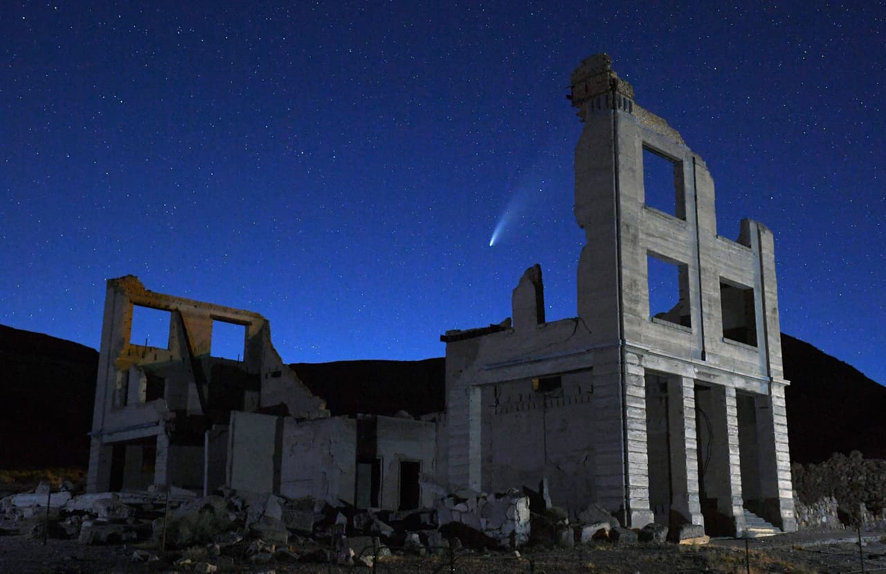 Una imagen de Neowise sobre las ruinas del edificio del Cook Bank, en el pueblo fantasma de Rhyolite, Nevada. El cometa viaja 144,000 millas por hora.