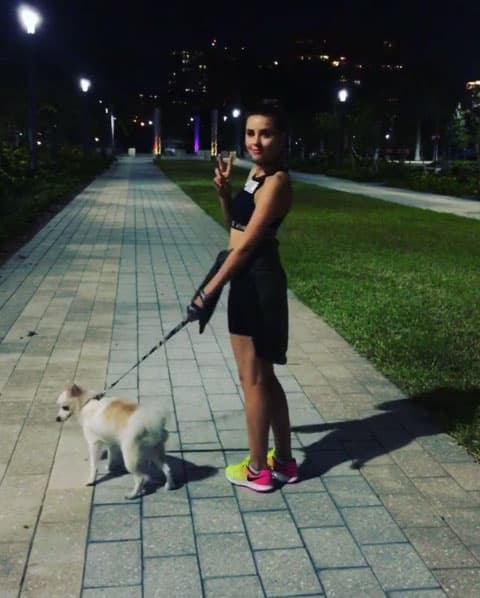 En esta ocasión Paulina se llevó a su 'perrija' Mila, a quien saca a pasear por las noches.