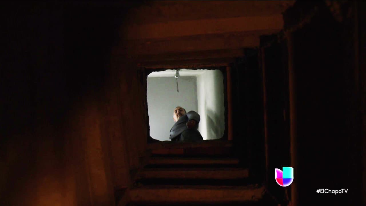 El secretario de gobernación revisó a detalle el túnel que el capo construyó para recuperar su libertad.