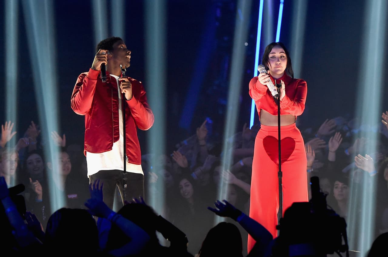 Junto a Labrinth, Noah Cyrus tomó el escenario de los premios iHeartRadio e interpretó el sencillo 'Make Me Cry'.