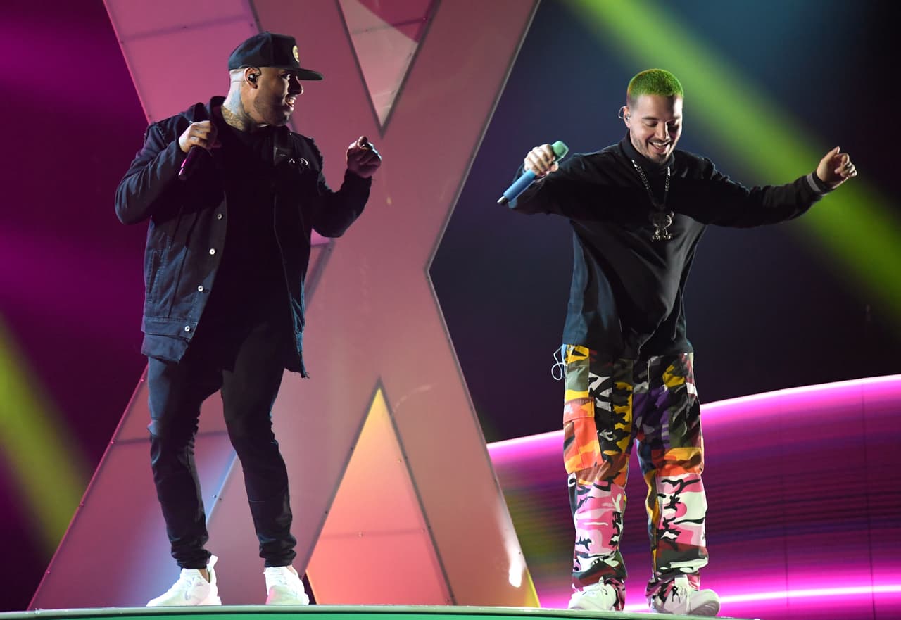 La presentación de J Balvin y Nicky Jam, al ritmo de 'X', puso a bailar a todos; sin embargo, ese no sería el gran momento de la noche para el músico colombiano en la edición 19 de Latin GRAMMY.