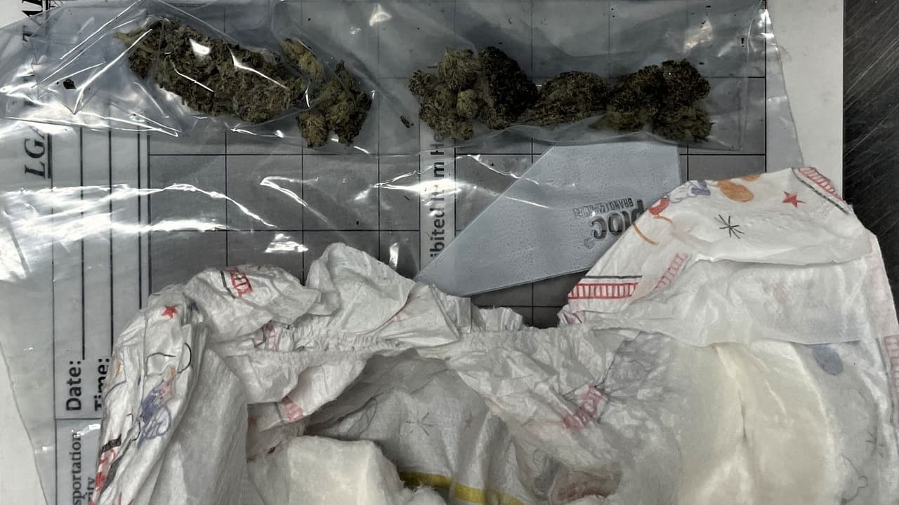 Apenas el pasado 27 de octubre, una mujer intentó esconder dos envoltorios en el pañal de su mamá pero fue detectada en un filtro en el aeropuerto de LaGuardia.
<br>
<br>A ambas se les permitió abordar el avión una vez que se deshicieron del enervante.
<br>