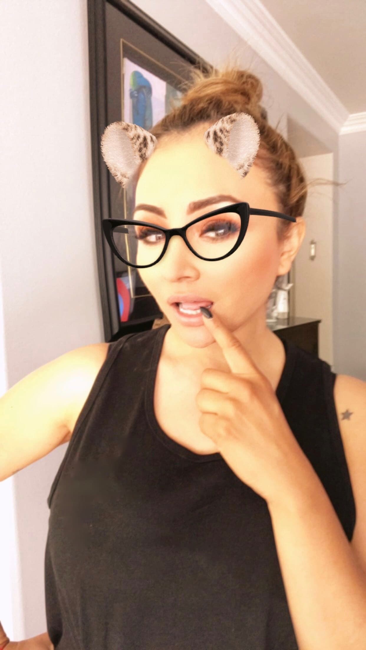 La locutora le encanta jugar a una maestra mal portada.