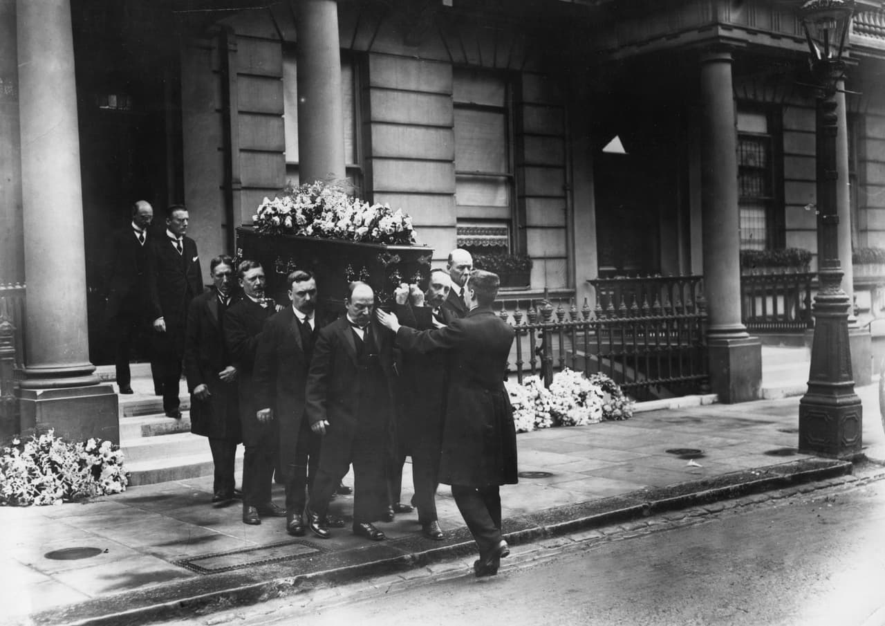 Así, el "muertito" podía ser "salvado por la campana" amarrada en su ataúd y evitar ser enterrado vivo. ¡Ahora sabes qué significa la frase!