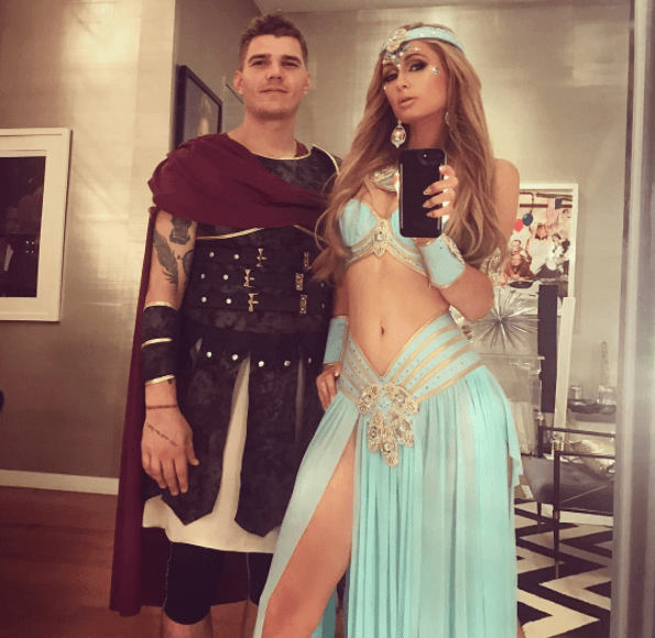 "Princesa Jasmine y un sexy gladiador", publicó Paris Hilton en su cuenta de Instagram.