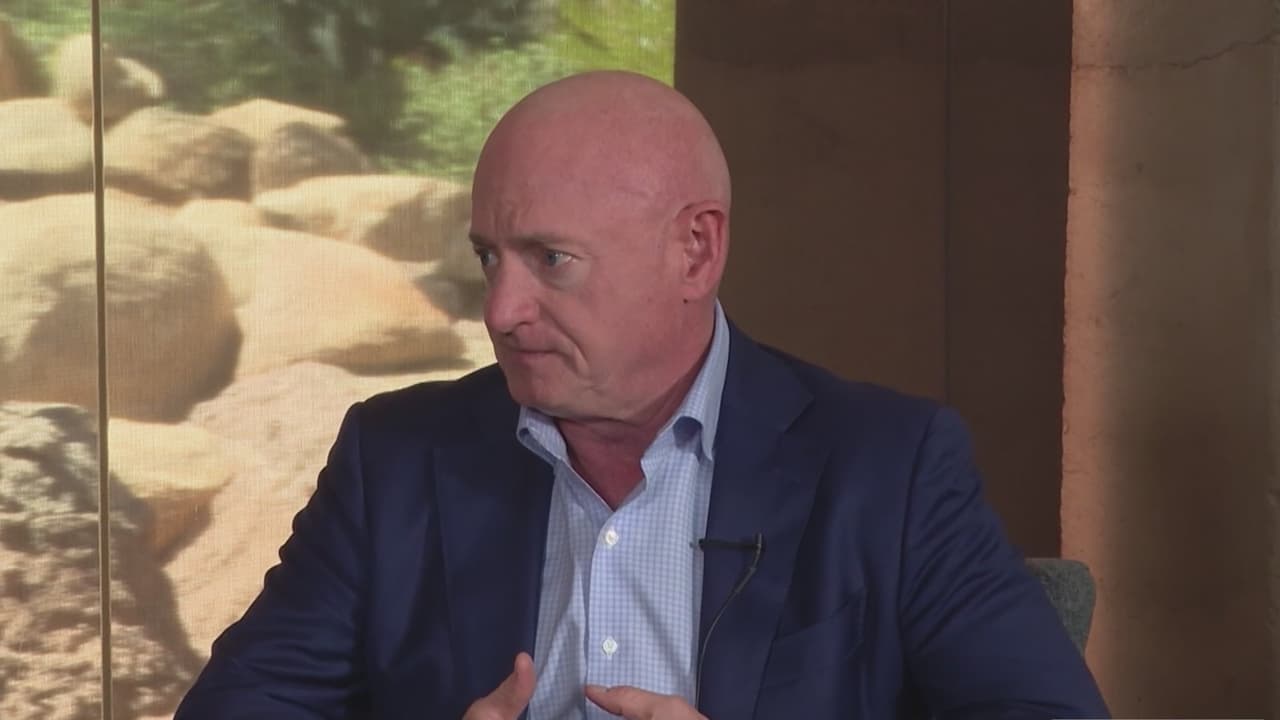 El senador Mark Kelly impulsa proyectos de ley para aumentar la presencia de maestros y mentores