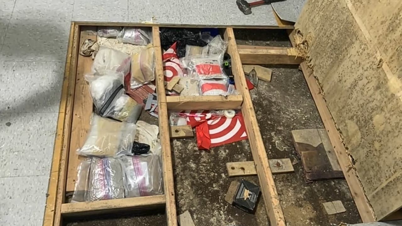 Luego de avanzar en las investigaciones, 
<a href="https://www.univision.com/local/nueva-york-wxtv/nueva-york-hallan-mas-fentanilo-escondido-guarderia-donde-murio-nino-semana-pasada" target="_blank">las autoridades descubrieron un compartimiento secreto donde hallaron más fentanilo</a>, otras drogas y herramientas para procesarlas. Estaban ocultas bajo el salón de juegos de los niños.