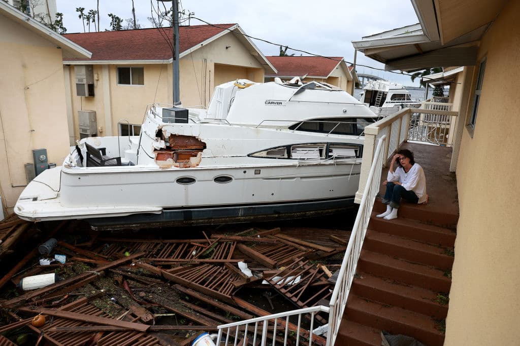 Los botes flotaron en la noche y las personas se percataron en la mañana que tenían estas embarcaciones al pie de sus casas. En la imagen Brenda Brennan en su casa en Fort Myers, Florida.