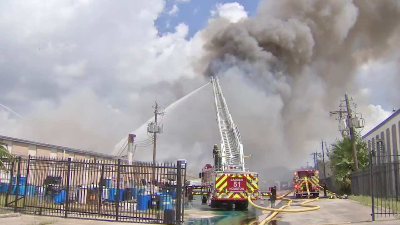 Se registra fuerte incendio en una bodega localizada en el suroeste de Houston