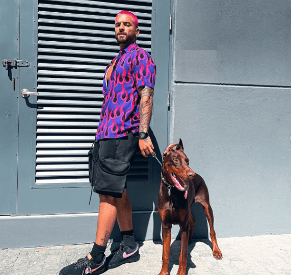 El primero fue en la pierna izquierda: “Tengo mi nombre, Maluma. Es por el nombre de mi madre, Marlli, el nombre de mi padre, Luis, y el de mi hermana, Manuela. Cogí las dos primeras letras de cada nombre”.