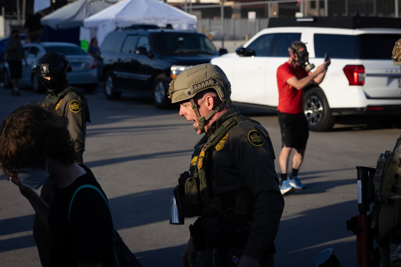 DHS respondió, al día siguiente de los operativos en La Villita, afirmando que una “turba de alborotadores” arrojó objetos a los agentes y golpeó a Bovino en la cabeza.
<br>
<br>Además,
<b> </b>el comunicado sostuvo que
<b> las medidas antidisturbios fueron desplegadas adecuadamente e</b> indico que el uso de municiones químicas estuvo 
<b>“en total conformidad con la política de la CBP”.</b>