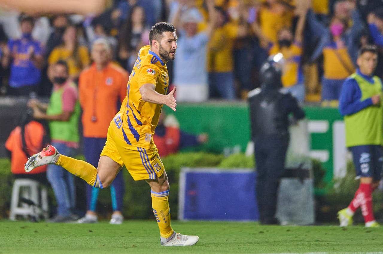 El delantero francés festejó con todo el tanto que le daba el Clásico Regio 126 a Tigres.