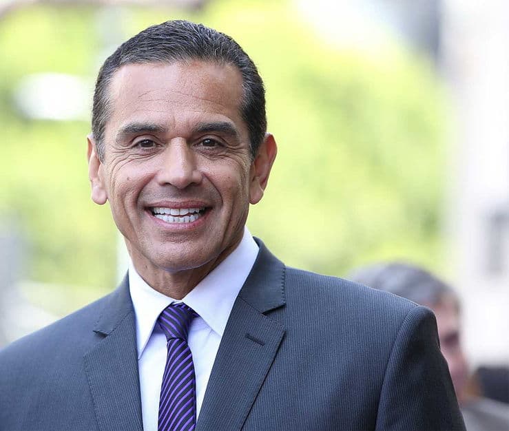 <b><a href="https://www.univision.com/los-angeles/kmex/noticias/politica/antonio-villaraigosa-el-exalcalde-de-los-angeles-que-aspira-a-ser-el-primer-gobernador-hispano-de-california">Antonio Villaraigosa</a> - Demócrata:</b> Tras cerrar su ciclo como el primer alcalde latino de Los Ángeles, Villaraigosa, de 64 años, se propone ser el primer gobernador hispano de California.