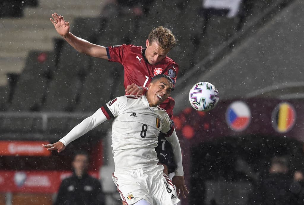 República Checa y Bélgica empataron a un gol y ambas escuadras llegaron a cuatro unidades en el Grupo E.