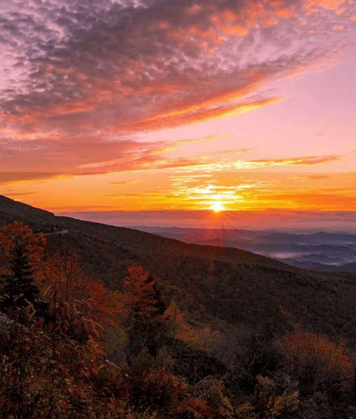 Apreciar los atardeceres es una de las actividades favoritas de quienes visitan las montañas de Carolina del Norte. Lugar: Blue Ridge Parkway, NC.