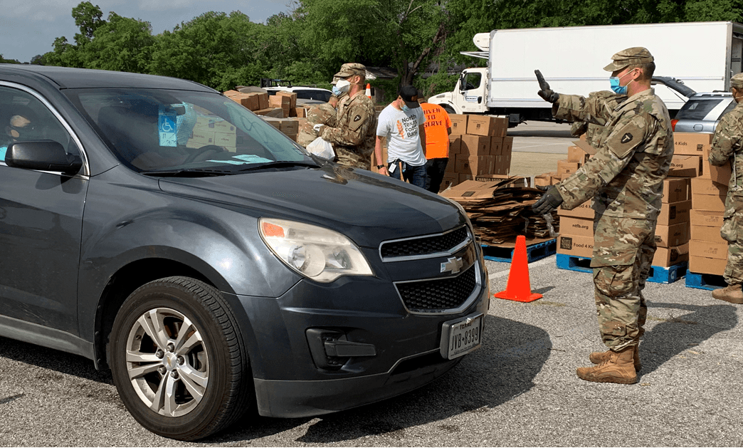 Siguiendo las medidas del distanciamiento social.
<br>