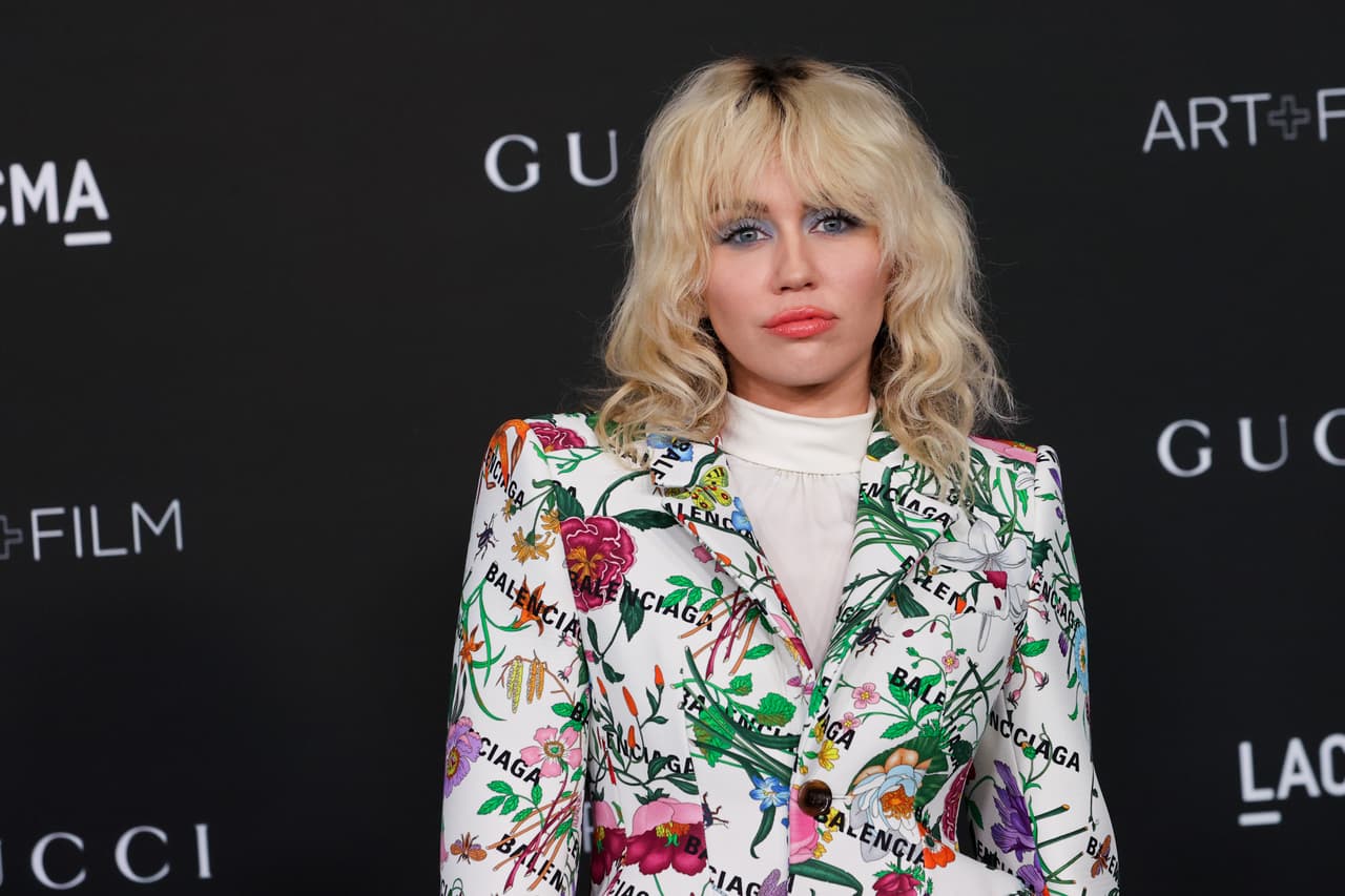 En noviembre de 2022 la intérprete festeja su cumpleaños número 30. 
<a href="https://www.univision.com/entretenimiento/cultura-pop/resumen-hilo-twitter-miley-cyrus-liam-hemsworth">Miley Cyrus estuvo casada con Liam Hemsworth y su historia fue inmortalizada en un hilo de Twitter</a>.