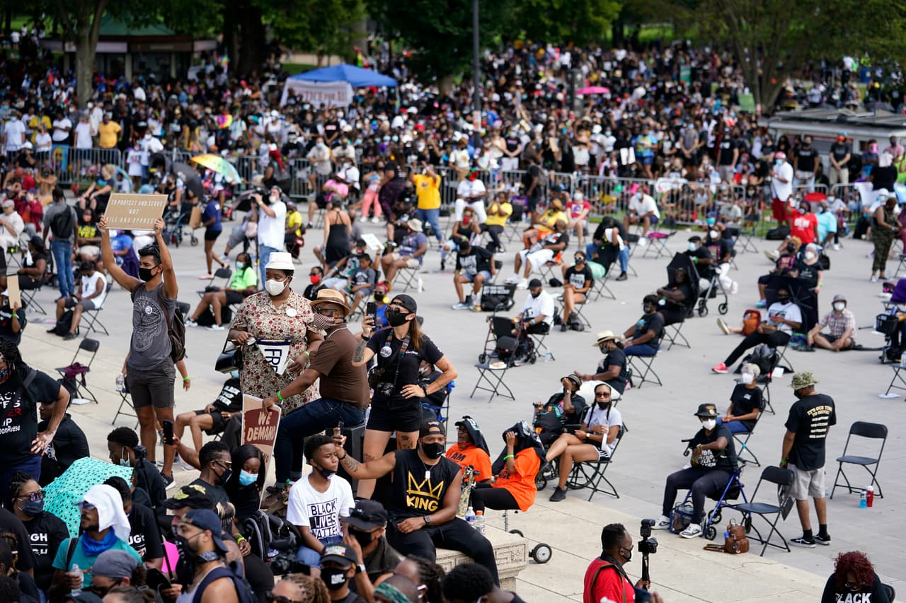 Mientras esto ocurre en la capital, se espera que en varias ciudades otros manifestantes marchen a las oficinas de sus senadores y exijan su apoyo a las reformas policiales federales.