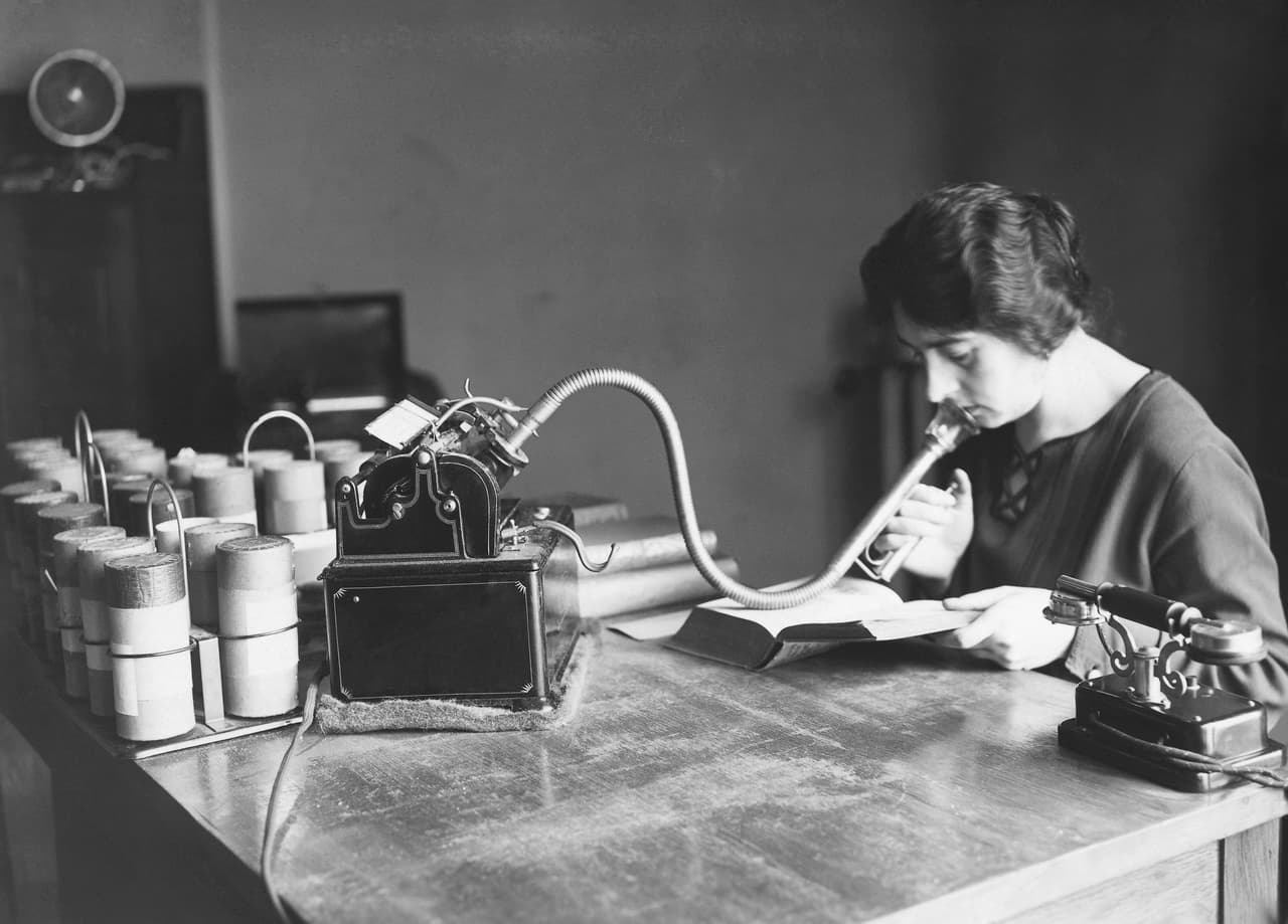 <b>Operador de dictáfono</b>
<br>
<br>El dictáfono fue una de las primeras máquinas capaces de grabar sonido, inventada por Alexander Graham Bell, y se usaba comúnmente para la transcripción de las grabaciones de voz. 
<br>
<br>Este oficio fue popular hasta mediados del siglo XX pero se volvió obsoleto con el avance de la tecnología de las grabaciones. Hoy en día hay softwares que convierten en texto una grabación de voz automáticamente.
<br>