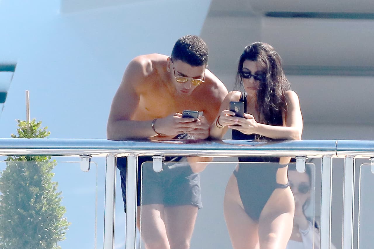 Toda la semana, las hermanas Kendall Jenner y Kourtney Kardashian han sido vistas disfrutando del sol en un yate en la localidad francesa de Antibes. Kourtney ha estado con su novio, Younnes, mientras Kendall Jenner ha optado por broncearse y pasear sobre un paddleboard y un jet-ski.