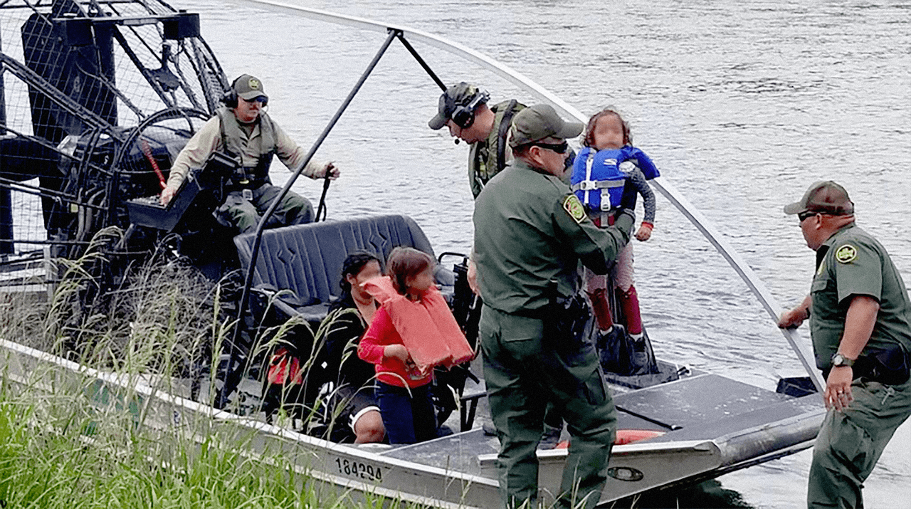 Tres niños y un adulto fueron rescatados por efectivos de la Patrulla Fronteriza.