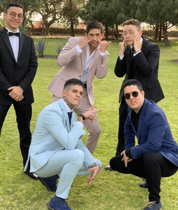 El joven boxeador de 22 años suele compartir fotos con su hermano mayor, por lo que parece que tienen una buena relación.