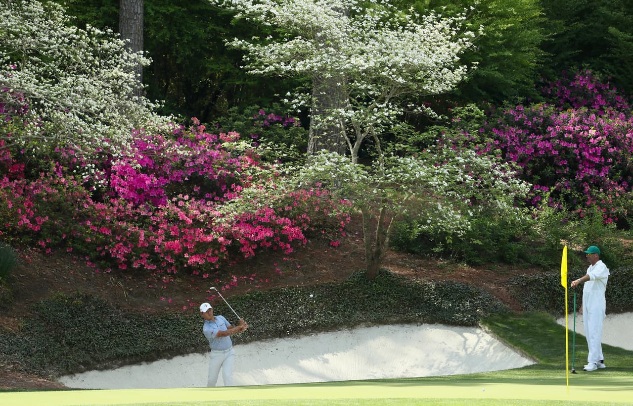 La fiesta del Masters de Augusta dejó bellas postales de los paisajes y el colorido en el Augusta National Golf Club, escenario testigo del segundo día de prácticas del torneo grande del golf mundial.