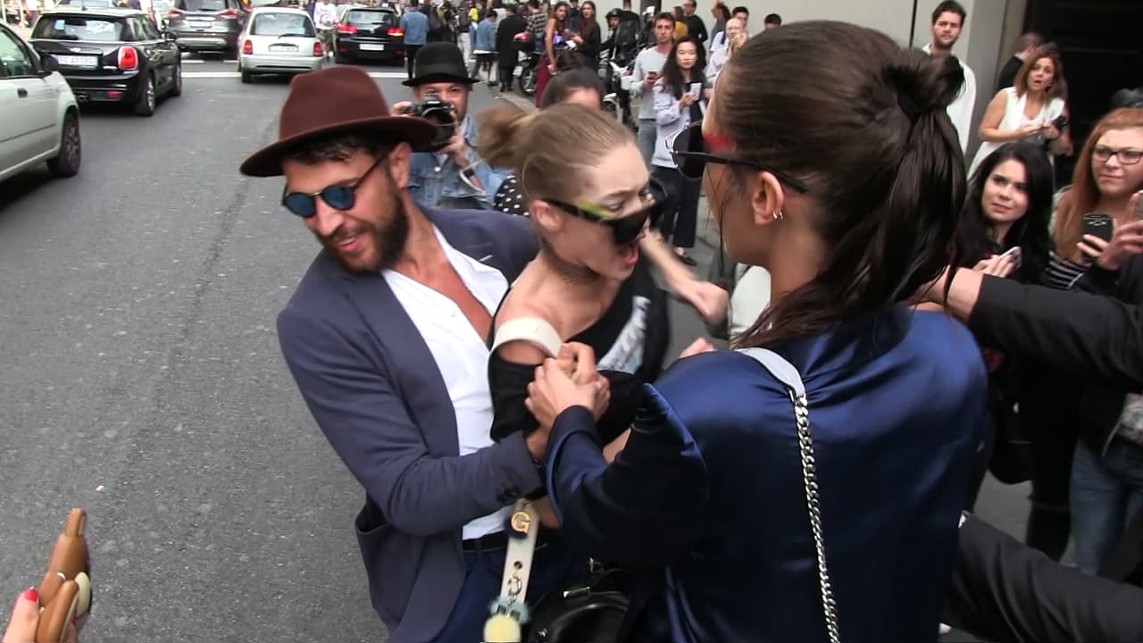 En Milán, esperó a que saliera de un evento de moda y la cargó por la cintura.