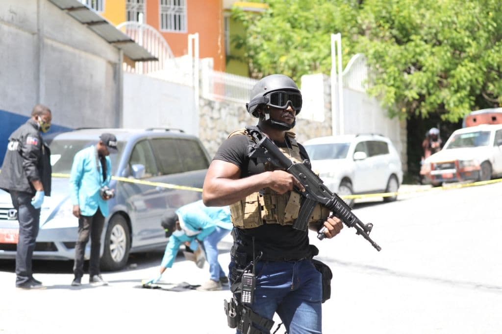 Miembros de la policía haitiana y forenses buscan pruebas fuera de la residencia presidencial el 7 de julio de 2021 en Puerto Príncipe, Haití.