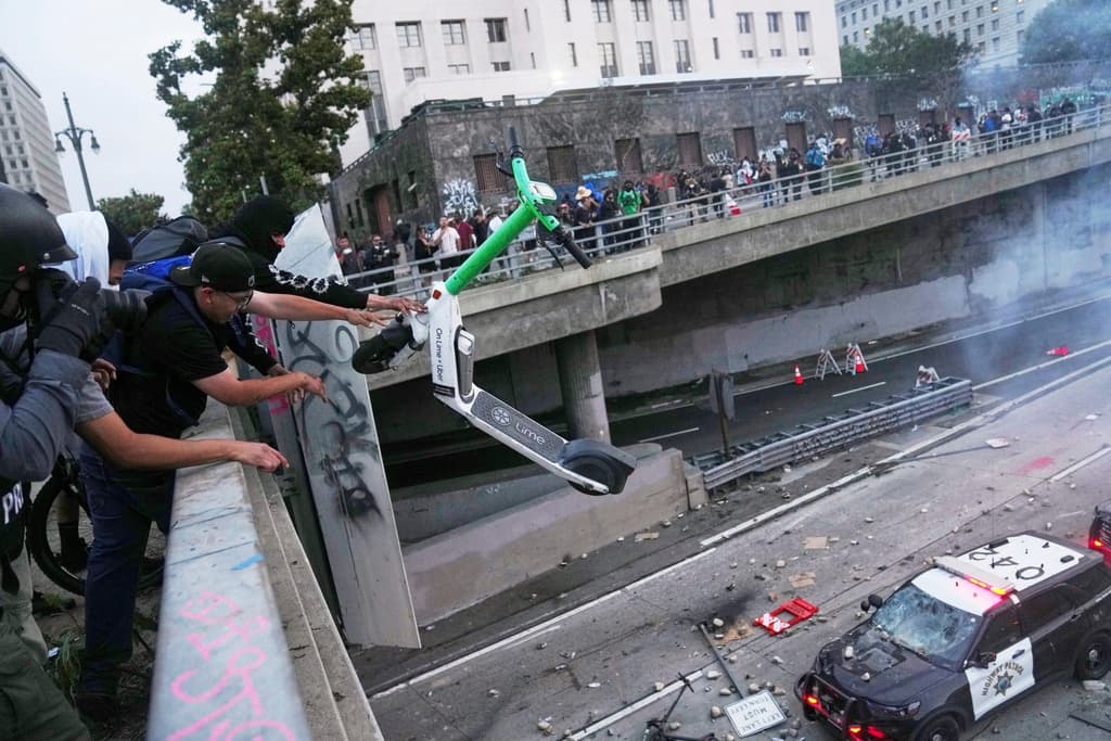 Mientras unos lanzaban piedras, otros hacían uso de lo primero que tuvieran a mano, como esta 'scooter' eléctrica, que fue lanzada contra las autoridades en este tramo de la autopista 101.