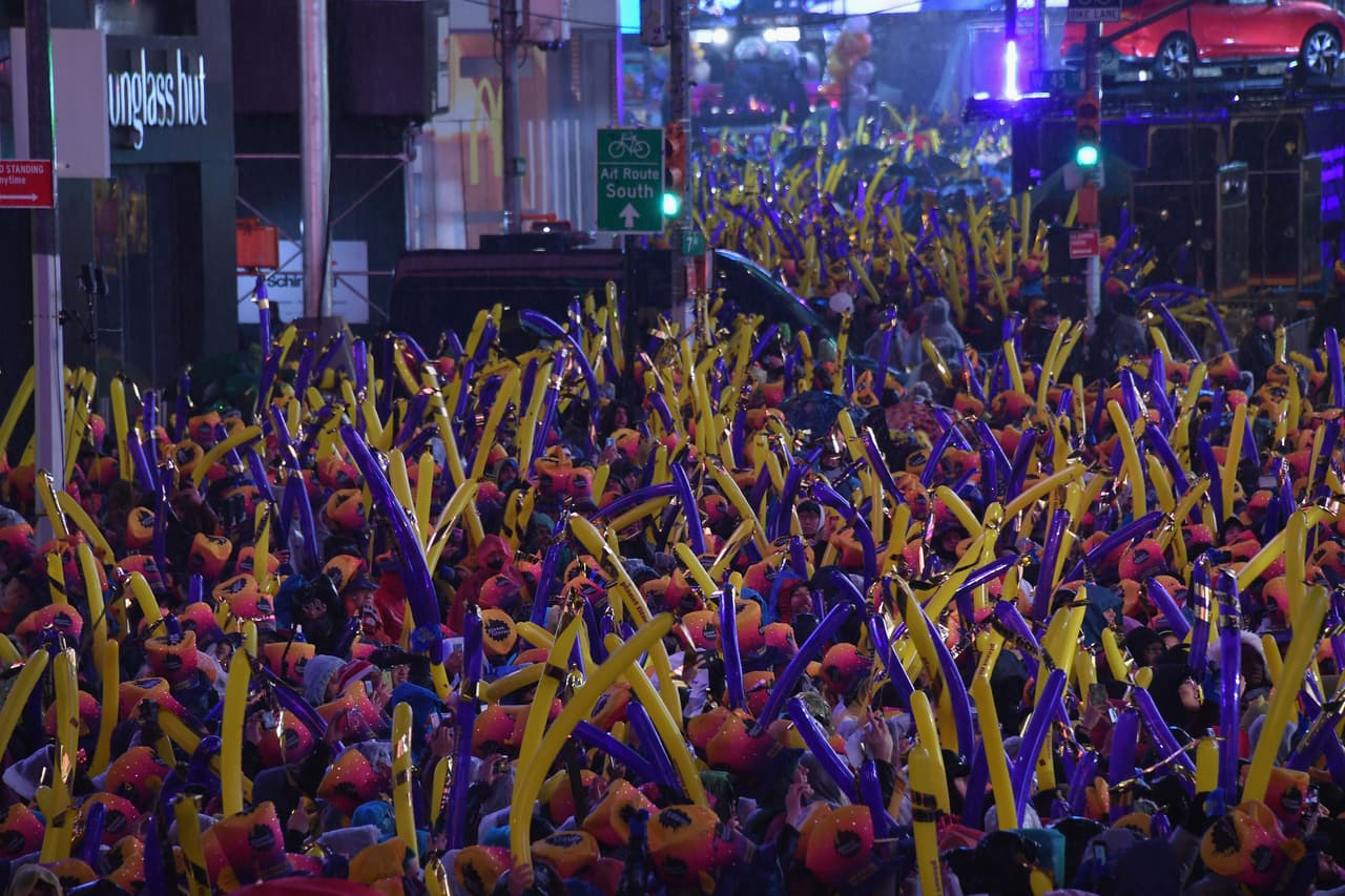 Miles de personas fueron como cada año a esperar el Año Nuevo en las celebraciones de Times Square, en Nueva York.