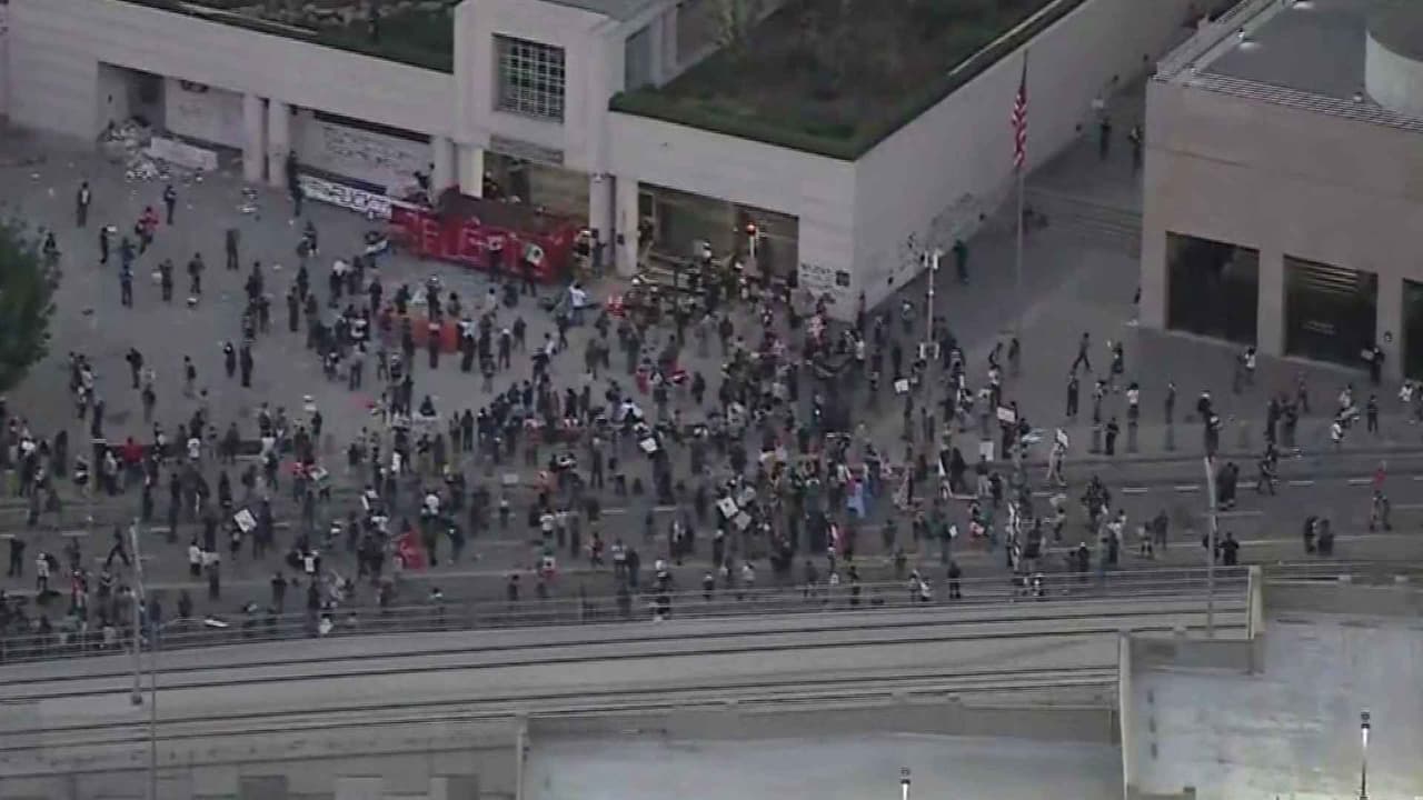 Manifestantes bloquean centro de detención en LA; policía dispersa con gas lacrimógeno