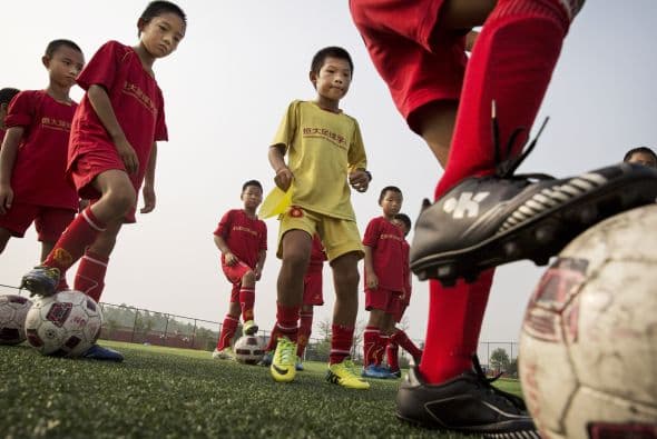 China pone sus esperanzas en estos niños futbolistas que entrenan en la academia de fútbol más grande del mundo.
